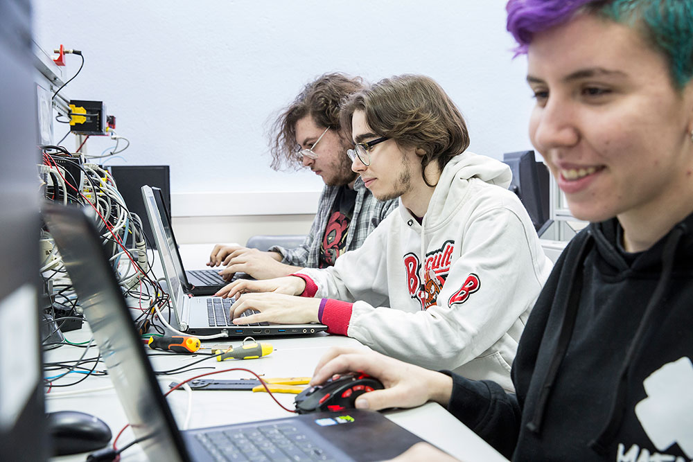 Alumnos de FP Online realizando prácticas en La Salle.