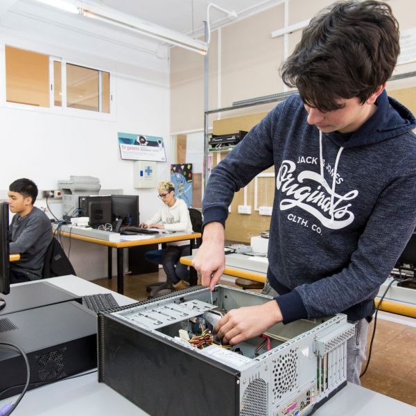 Estudiante realizando prácticas de FP Online en La Salle