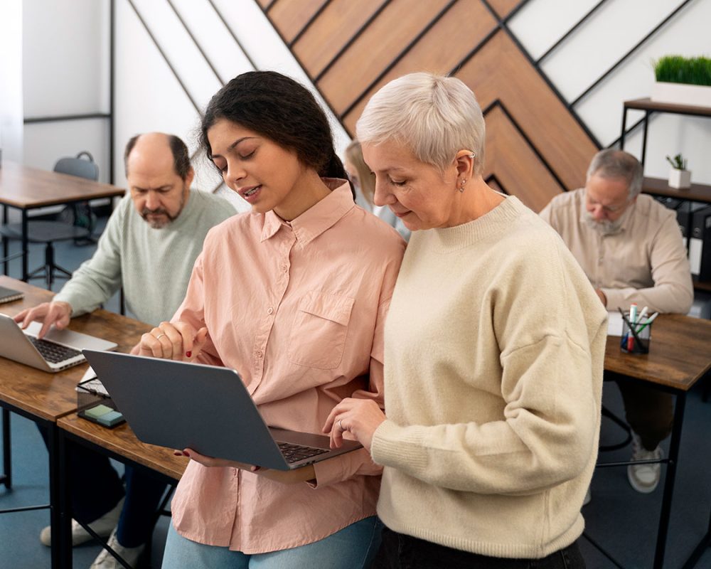 personas-mayores-escuela-clase-computadora-portatil